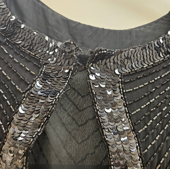 Sequined and embellished dress with keyhole back in black ⚫️ - Picture 5 of 6